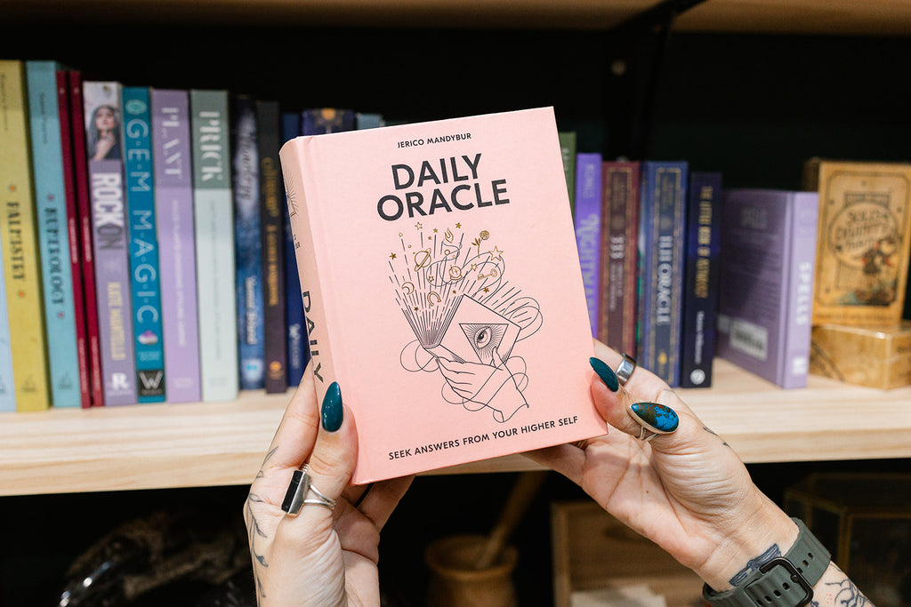 Book hardcover Daily Oracle : Seek Answers from Your Higher Self
